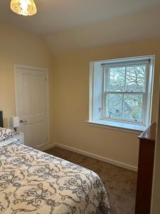 - une chambre avec un lit et une fenêtre dans l'établissement Kilmory, à Arisaig