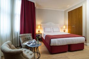 ein Hotelzimmer mit Bett, Tisch und Stühlen in der Unterkunft Amofta Hotel Taksim in Istanbul