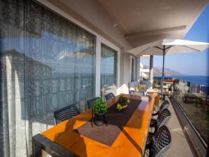d'une table et de chaises sur un balcon avec vue sur l'océan. dans l'établissement Apartments Aqua, à Trogir