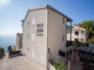 un bâtiment avec les mots villa akoya sur lui dans l'établissement Apartments Aqua, à Trogir