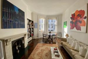 a living room with a couch and a fireplace at Spacious 2 Bedroom flat in Central London in London