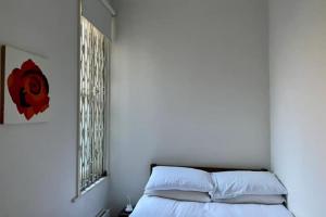 Llit o llits en una habitació de Spacious 2 Bedroom flat in Central London