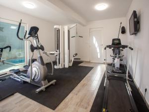 - une salle de sport avec un tapis de course et un vélo d'appartement dans l'établissement Apartments Aqua, à Trogir