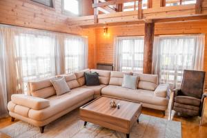 Istumisnurk majutusasutuses Mountain Boy chalet with sauna