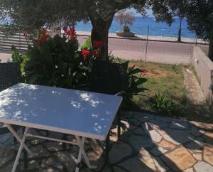 uma mesa azul e cadeiras com vista para o oceano em Nafpaktos Shingle Villa em Lepanto