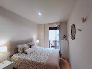 薩拉戈薩的住宿－San Jorge - Ruta Mudéjar，一间白色卧室,配有床和阳台