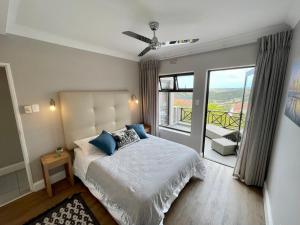 um quarto com uma cama e uma varanda em Castleton Self-Catering Accommodation em Plettenberg Bay