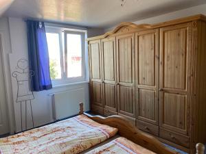 a bedroom with a bed and a window at Ferienwohnung Marina am Ryck in Greifswald