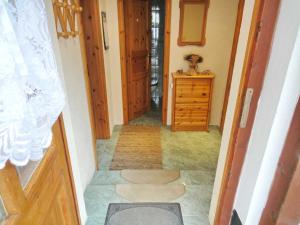 um corredor de uma casa com uma cómoda e uma porta em Ferienwohnungen Familie Daehn em Wieck