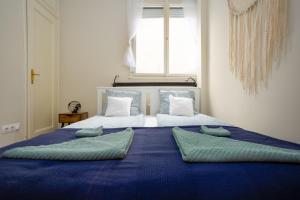 Posteľ alebo postele v izbe v ubytovaní Golden Hour Apartment