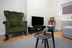 Televízia a/alebo spoločenská miestnosť v ubytovaní Golden Hour Apartment