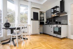 Kuchyňa alebo kuchynka v ubytovaní Golden Hour Apartment + 11 fotografií