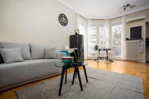 un soggiorno con divano e tavolo di Golden Hour Apartment a Budapest