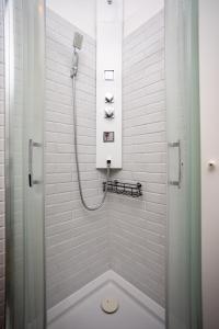 y baño con ducha y aseo. en Golden Hour Apartment, en Budapest