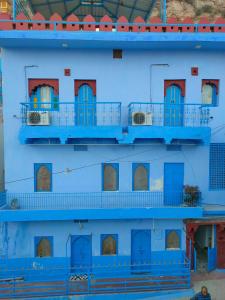 un edificio azul con puertas azules y balcón en Bhavyam Heritage Guest House, en Jodhpur