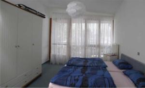 ルブミンにあるStrandvilla _ Lubminのベッドルーム1室(ベッド1台、大きな窓付)