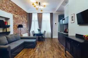 ein Wohnzimmer mit Sofa und Tisch in der Unterkunft Sherlock Apartments in Riga