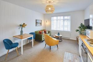 een woonkamer met een bank en een tafel en stoelen bij Host & Stay - West Crescent Apartments in Darlington