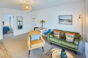 een woonkamer met een bank en een stoel bij Host & Stay - West Crescent Apartments in Darlington