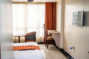 TV a/nebo společenská místnost v ubytování Astorian Grand Hotel Naivasha