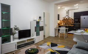 un soggiorno con divano e TV e una cucina di Cosy Casa a Budapest