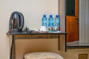 Příslušenství pro přípravu čaje a kávy v ubytování Astorian Grand Hotel Naivasha