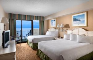 Tempat tidur dalam kamar di Breakers Resort Hotel