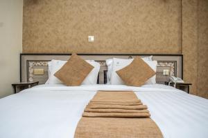 Postel nebo postele na pokoji v ubytování Astorian Grand Hotel Naivasha + 37 fotografií