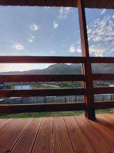 Pemandangan gunung umum atau pemandangan gunung yang diambil dari rumah tamu ini