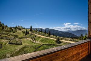 een balkon met uitzicht op de bergen bij Starkenfeldhütte in Rodengo