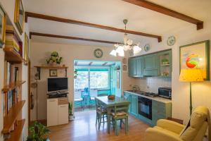 Kuchyň nebo kuchyňský kout v ubytování Appartamento Il Borgo - HelloElba