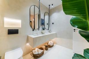 uma casa de banho com um lavatório e um espelho em ELITE SUITE by EdSam, In Madrid em Madrid
