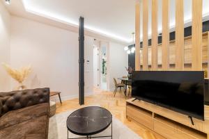 uma sala de estar com uma grande televisão de ecrã plano em ELITE SUITE by EdSam, In Madrid em Madrid