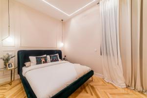 um quarto com uma cama com uma cabeceira preta em ELITE SUITE by EdSam, In Madrid em Madrid