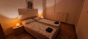 ein kleines Schlafzimmer mit einem Bett mit zwei Taschen darauf in der Unterkunft Thomas apartment 028 in Ljubljana