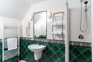 La salle de bains est pourvue d'un lavabo et d'un miroir. dans l'établissement Pension Slunečnice & Restaurace Farma, à Špindlerův Mlýn