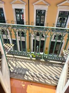een balkon met een hek voor een gebouw bij Flores Apartment in Porto