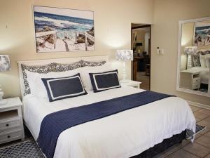 セントルシアにあるGalago Wayのベッドルーム1室(大きな白いベッド1台、枕2つ付)
