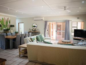 St Lucia的住宿－Galago Way，客厅配有沙发和桌子