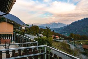 balcone con vista su una catena montuosa di La Quiete - Casa Vacanza a Ranzanico