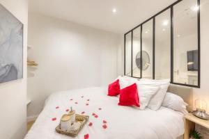 Posteľ alebo postele v izbe v ubytovaní Le Petit Paris - Cocon & Spa & Sauna