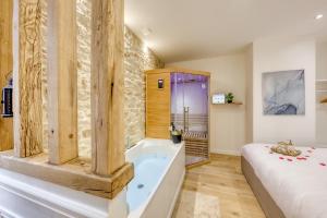 Posteľ alebo postele v izbe v ubytovaní Le Petit Paris - Cocon & Spa & Sauna
