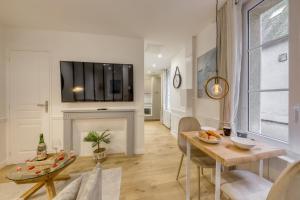 Televízia a/alebo spoločenská miestnosť v ubytovaní Le Petit Paris - Cocon & Spa & Sauna