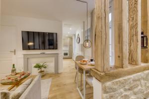 Televízia a/alebo spoločenská miestnosť v ubytovaní Le Petit Paris - Cocon & Spa & Sauna