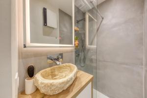 Kúpeľňa v ubytovaní Le Petit Paris - Cocon & Spa & Sauna
