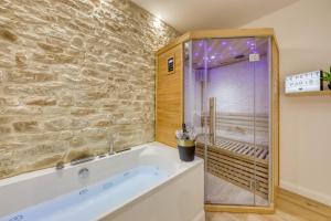 Kúpeľňa v ubytovaní Le Petit Paris - Cocon & Spa & Sauna