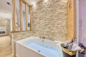 Kúpeľňa v ubytovaní Le Petit Paris - Cocon & Spa & Sauna