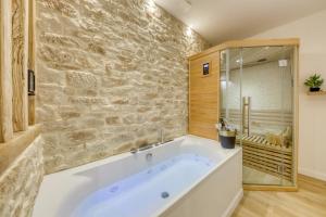 Kúpeľňa v ubytovaní Le Petit Paris - Cocon & Spa & Sauna