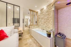 Televízia a/alebo spoločenská miestnosť v ubytovaní Le Petit Paris - Cocon & Spa & Sauna + 15 fotografií