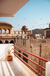 una vista desde el balcón de un edificio en Cocoon Auberge, en Jaipur